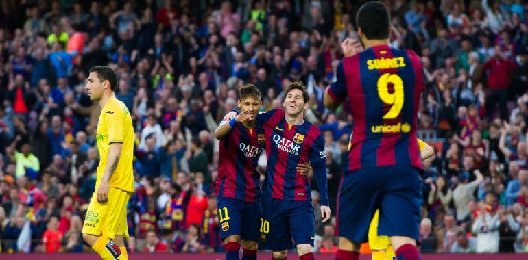 BARCELONA, SPAIN - APRIL 28: Neymar Santos Jr (CL) of FC Barcelona celebrates with his teammate Lionel Messi (CR) after scoring his team&#039;s third goal during the La Liga match between FC Barcelona and Getafe CF at Camp Nou on April 28, 2015 in Barcelona, S