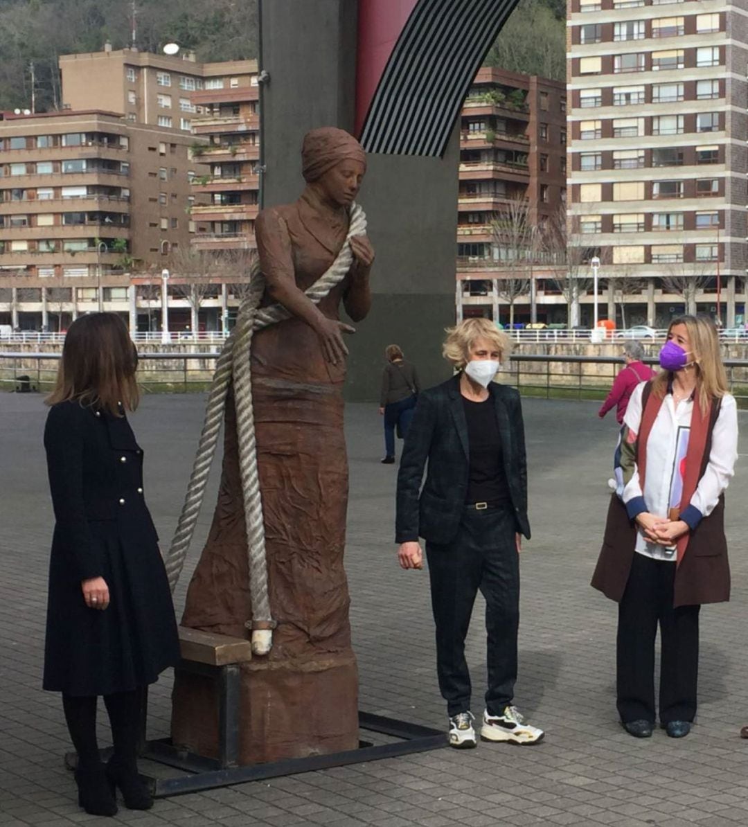 Dora Salazar, en el centro, junto a responsables de la Obra Social BBK y de la Diputación Foral de Bizkaia