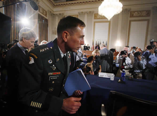 El general Petraeus y el embajador Ryan Crocker comparecen ante el Congreso. (Reuters)