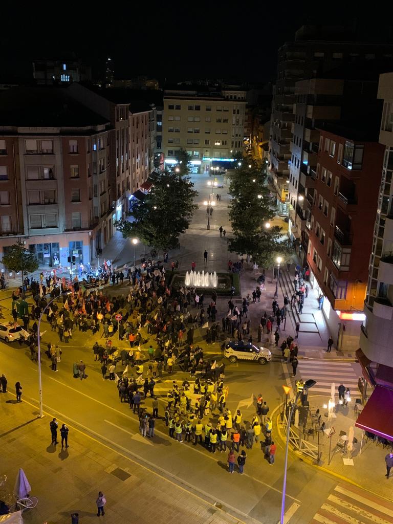 Imagen de la movilización a su llegada a la plaza Fernando Miranda de Ponferrada