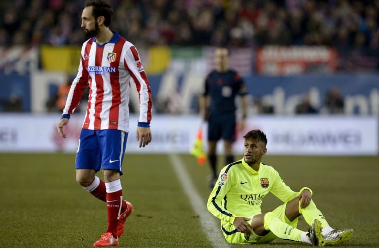 Juanfran, observado por Neymar desde el césped