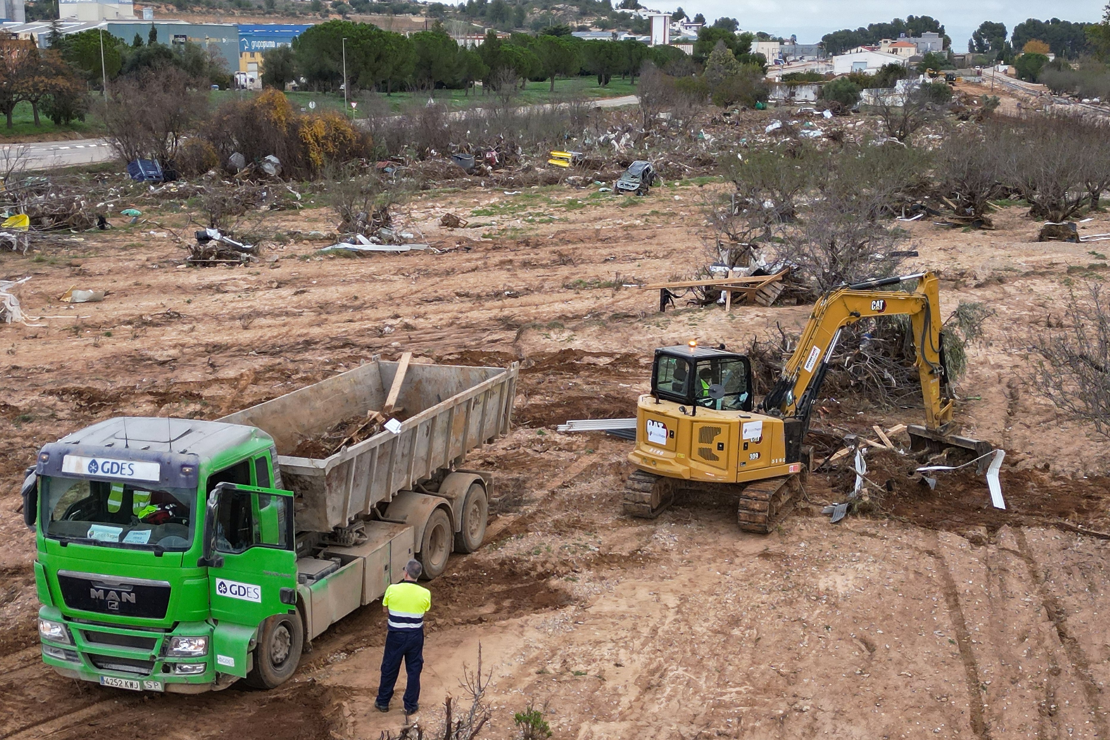 CHIVA (VALENCIA), 24/11/2024.- Un operario trabaja en las labores de desescombro tras los destrozos ocasionados por la DANA, a falta de pocos días para que se cumpla un mes del desastre, este domingo en Chiva (Valencia) .EFE/José Manuel Vidal
