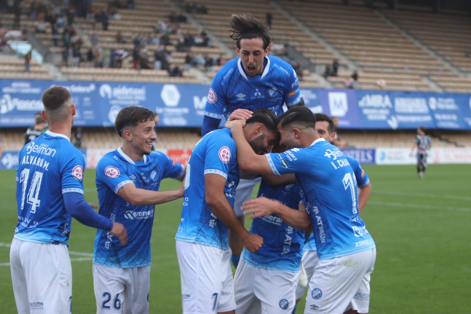 Jugadores del Xerez DFC celebrando uno de los goles ante el Ciudad de Lucena