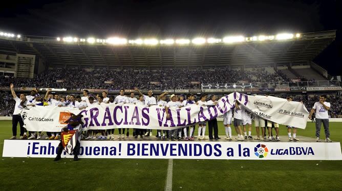Los jugadores del Real Valladolid celebran el ascenso de su equipo tras empatar a uno en la vuelta de la final de la fase de ascenso a Primera División a la AD Alcorcón en el estadio Nuevo Zorrilla, en Valladolid. El Valladolid acabó ganando la final por 