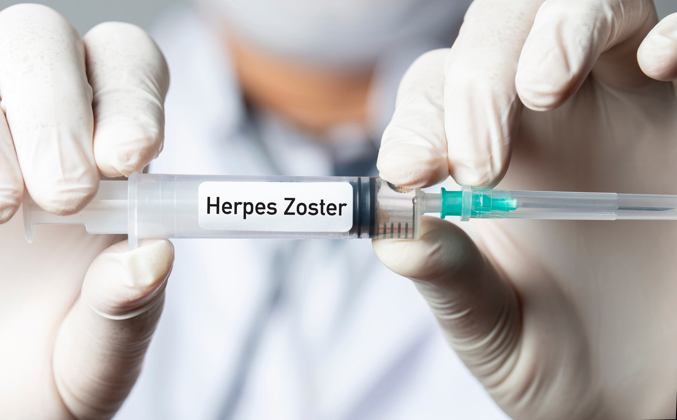 Un doctor sostiene una vacuna contra el Herpes Zoster.