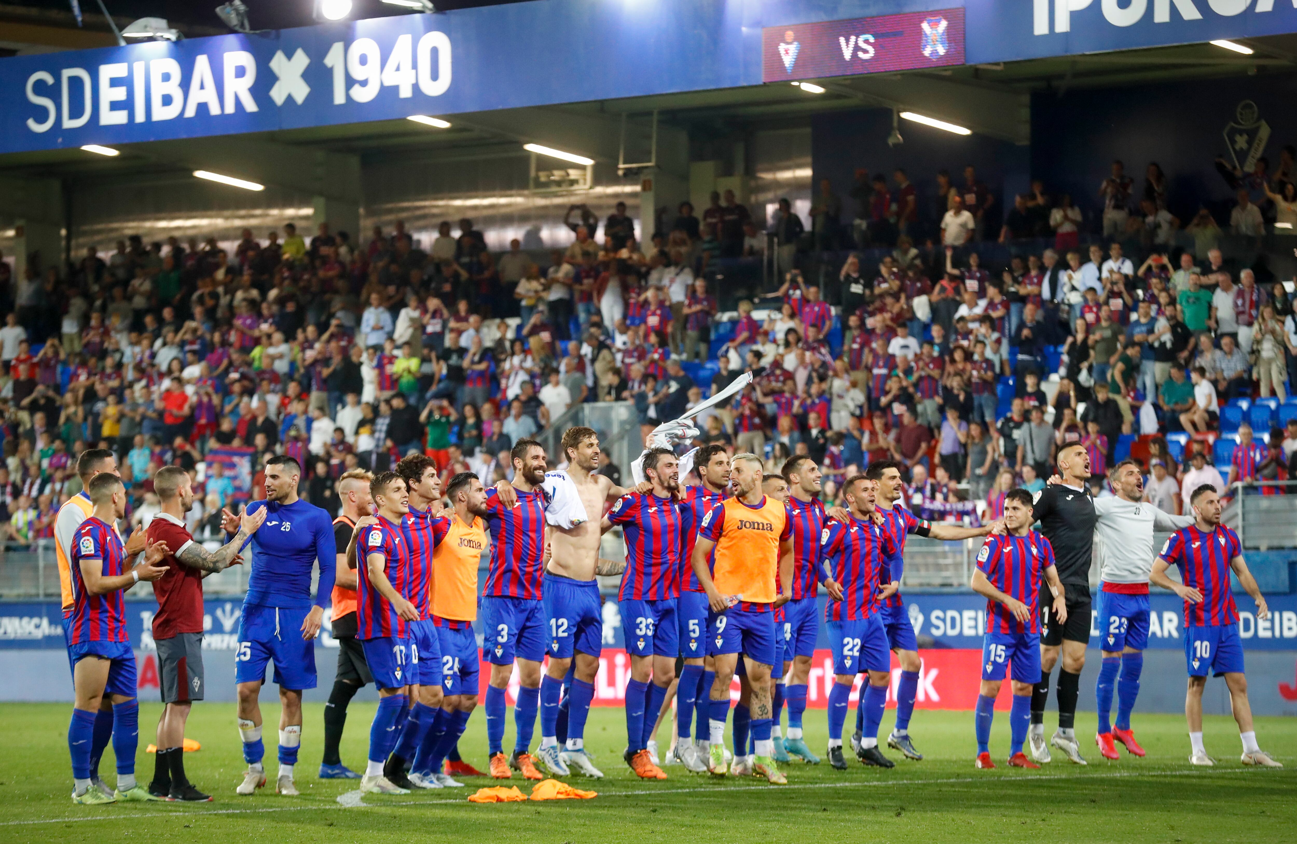 EIBAR, 21/05/2022.- Los jugadores del Eibar celebran la victoria ante el Tenerife, al término del partido de Segunda División disputado este sábado en el estadio de Ipurúa. EFE/Juan Herrero
