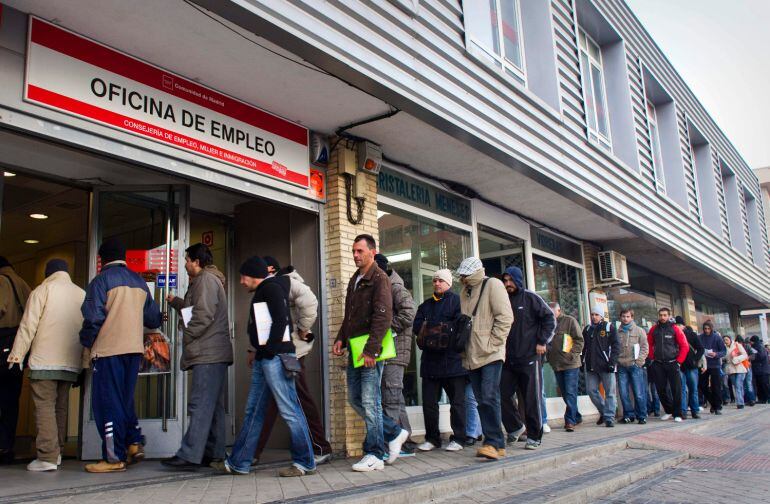 Personas en la cola de una oficina de Empleo. 