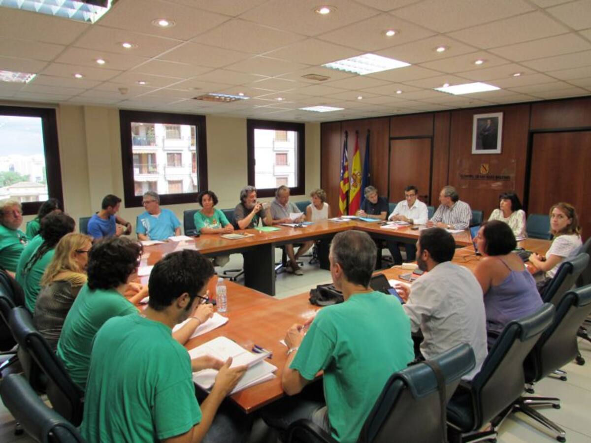 Los docentes mantienen convocada la huelga indefinida