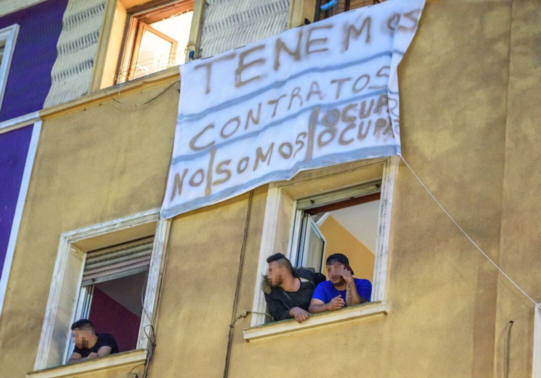 Los ocupantes de un edificio de la localidad vizcaína de Santurtzi, ante el que este miércoles se ha celebrado una concentración vecinal para intentar forzar su salida de la vivienda