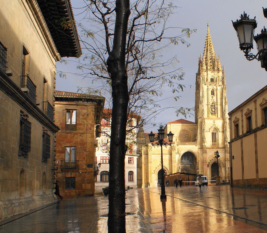 Si el pronóstico se cumple las fotos de la catedral que se lleven los turistas irán adornadas con bastantes más nubes. 