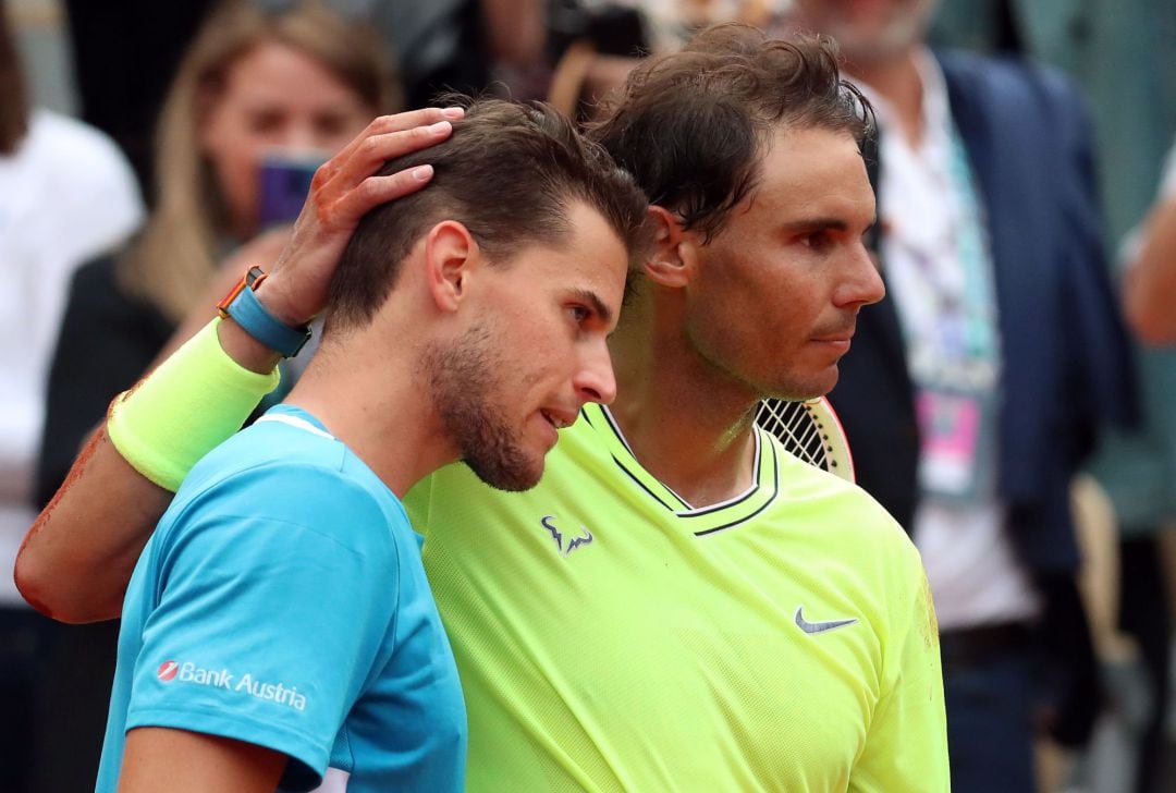 Nadal consuela a Thiem en la entrega de trofeos.