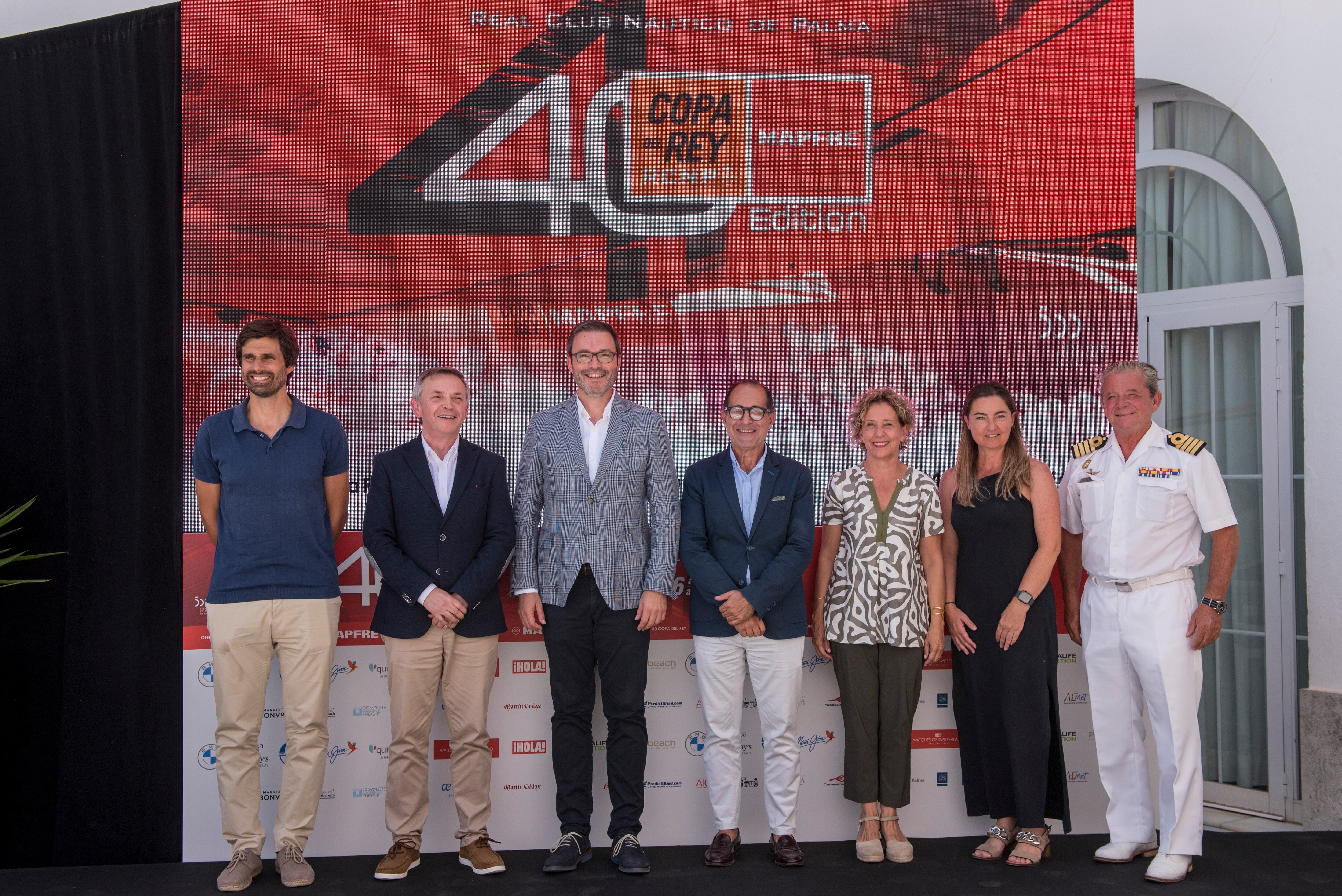 PALMA DE MALLORCA, 28/06/2022.- El alcalde de Palma, José Hila (3i), posa para una foto de familia durante la presentación de la 40º edición de la Copa del Rey de vela, este martes, en Palma. EFE/ Atienza
