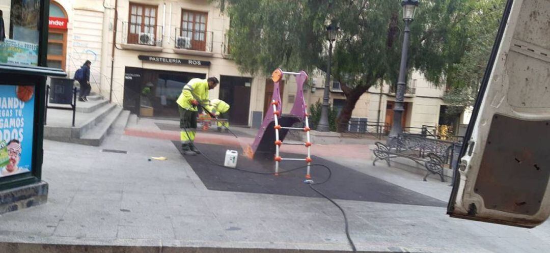 Foto de archivo. Trabajadores del Ayuntamiento de Yecla desinfectando una zona infantil de juegos 