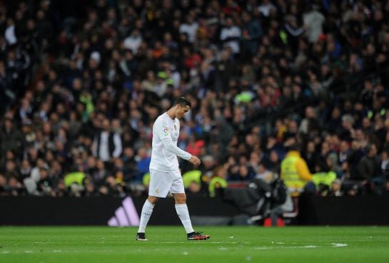 Cristiano se marcha desolado del césped después de la abultada derrota ante el Barça