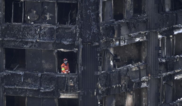 Bombero durante el incendio de la Torre Grenfell.