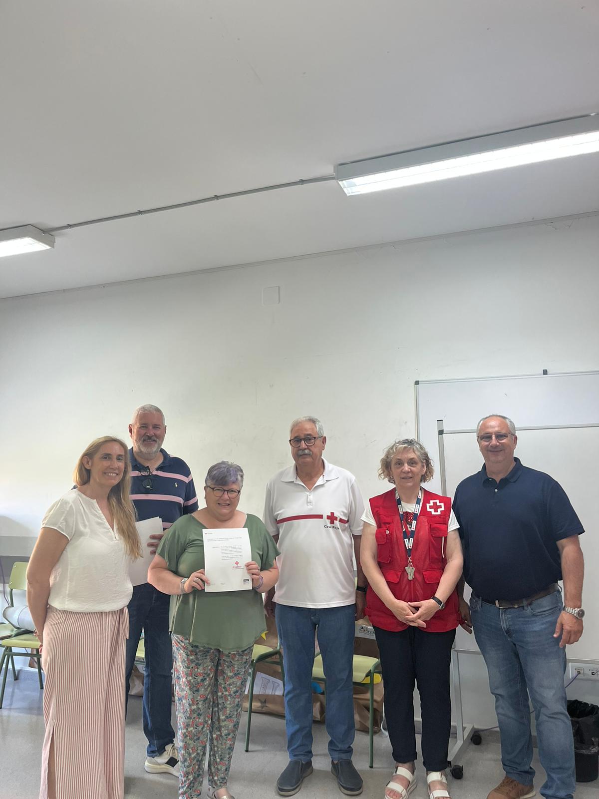 La alcaldesa junto a miembros de Cruz Roja y equipo docente del IES La Litera. Tamarite de Litera.