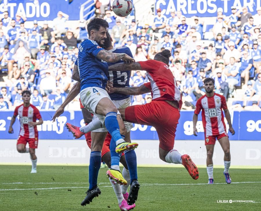 Melamed y Arnau miran la lucha de Luis Suárez con la defensa del Real Oviedo.