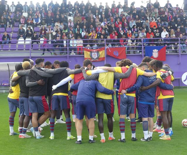 Los futbolistas del Real Ávila, antes de comenzar el partido frente al R.Valladolid Promesas