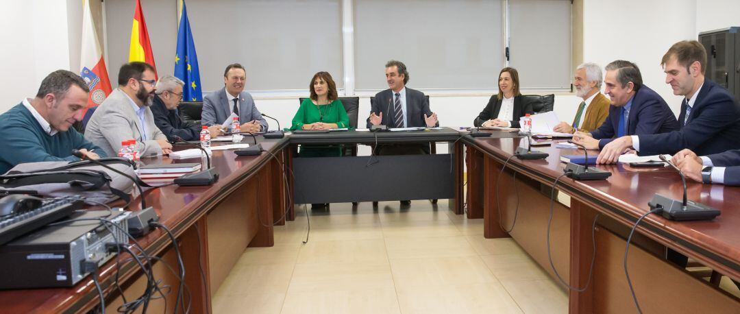 Imagen de archivo de la última reunión mantenida entre varios consejeros del bipartiro PRC-PSOE y los líderes de UGT, CCOO y CEOE.