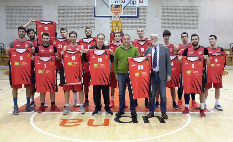 Foto de familia con Fundación Proyecto Hombre Navarra