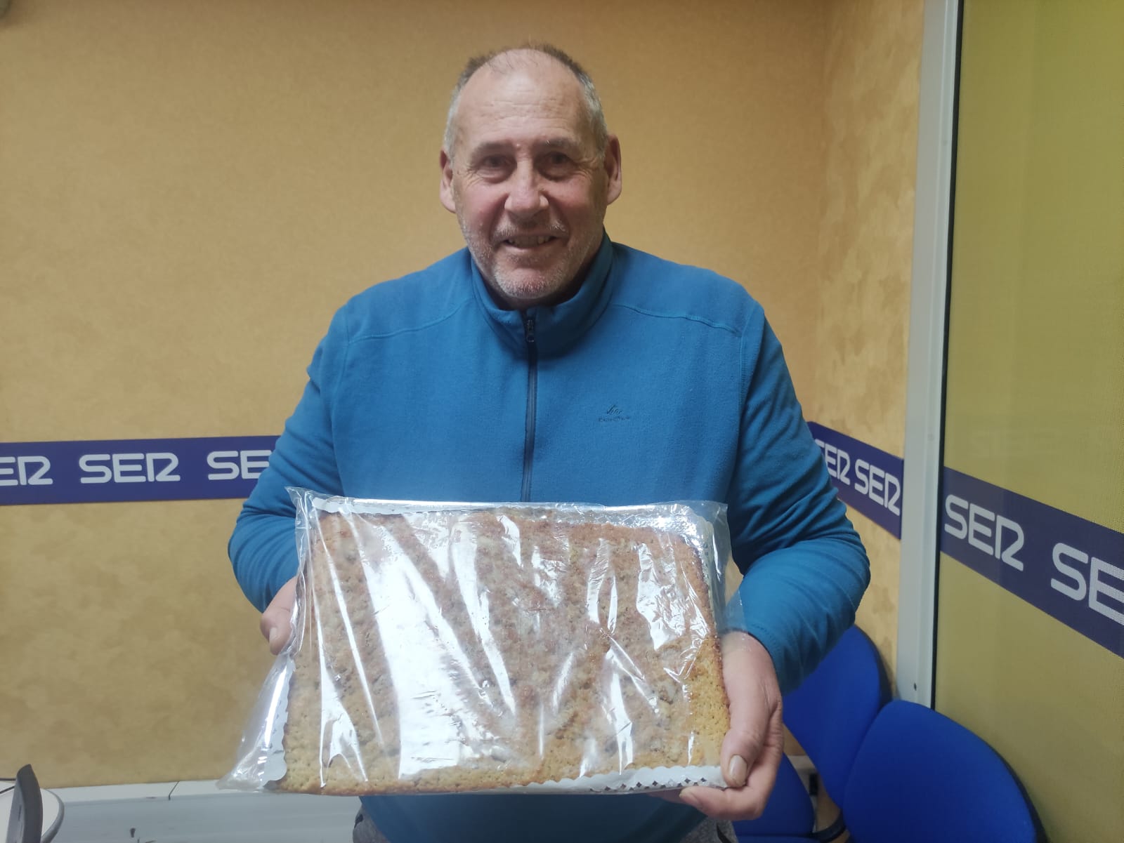 Baldomero Titos muestra su tesoro.