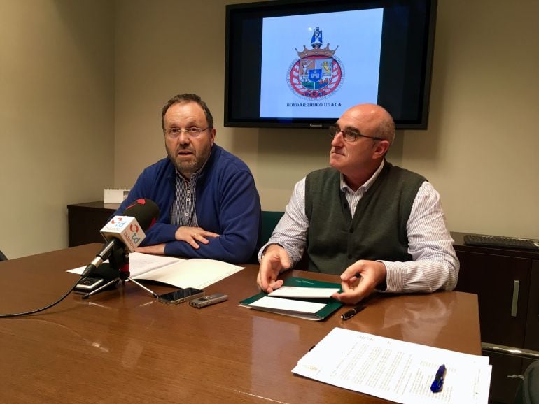 Txomin Sagarzazu, alcalde de Hondarribia, y Txisun Altuna, delegado de Hacienda, dando cuenta de la liquidación de 2017 y la modificación de créditos que llevarán a pleno el jueves. 