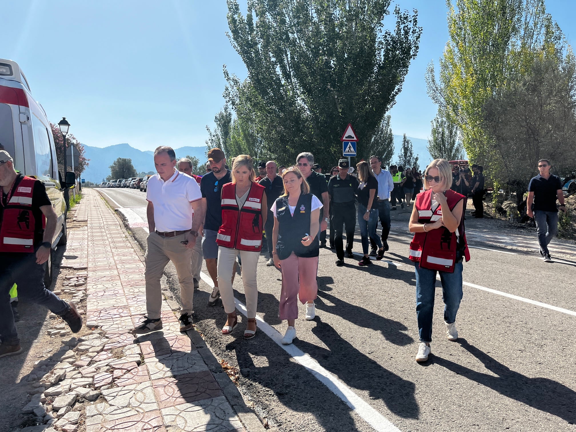 Las autoridades dirigiéndose a la reunión del CECOPI en el Puesto de Mando del incendio de Benasau.