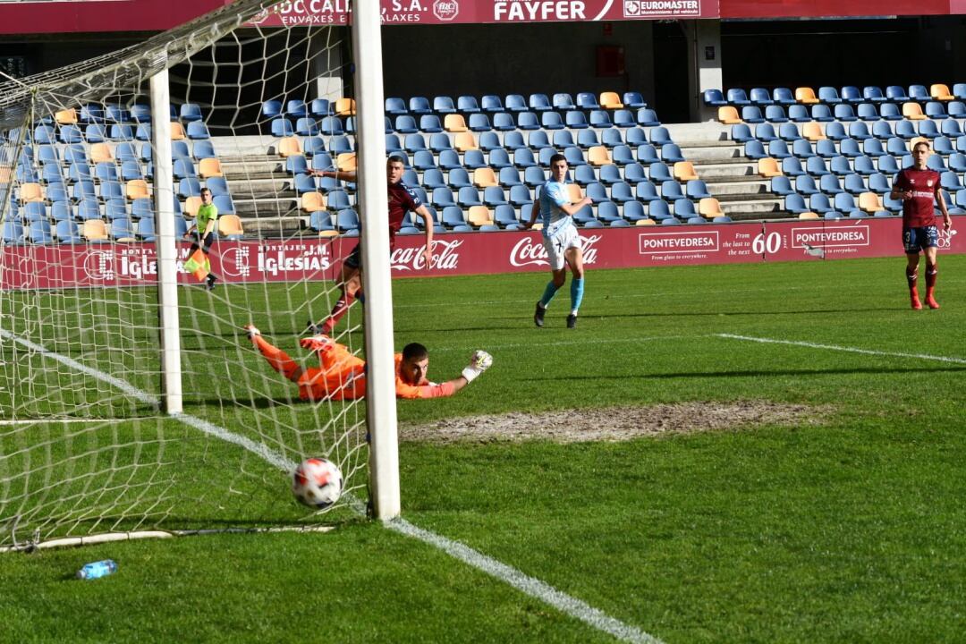 Con este golazo de Miki Villar ganó la SD Compostela al Pontevedra en Pasarón