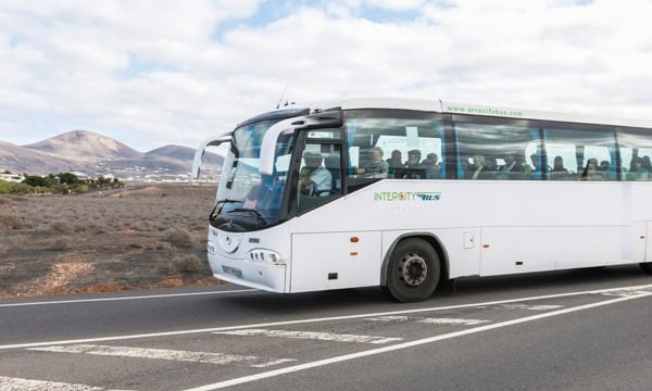 Una de las guaguas de transporte público en Lanzarote.