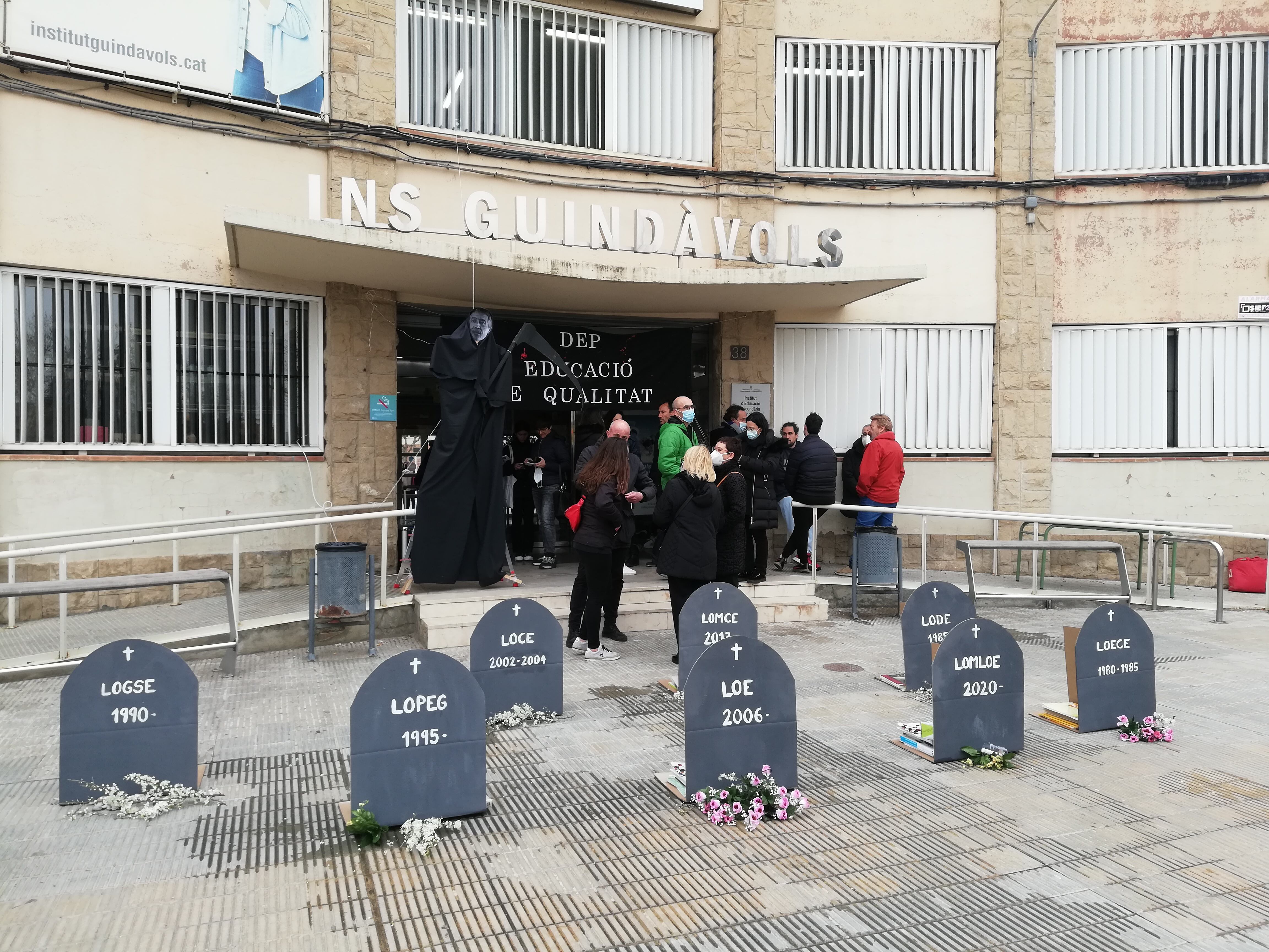 Moment de la performance que han fet professors de l'INS Guindàvols aquest dia de protestes en l'educació.
