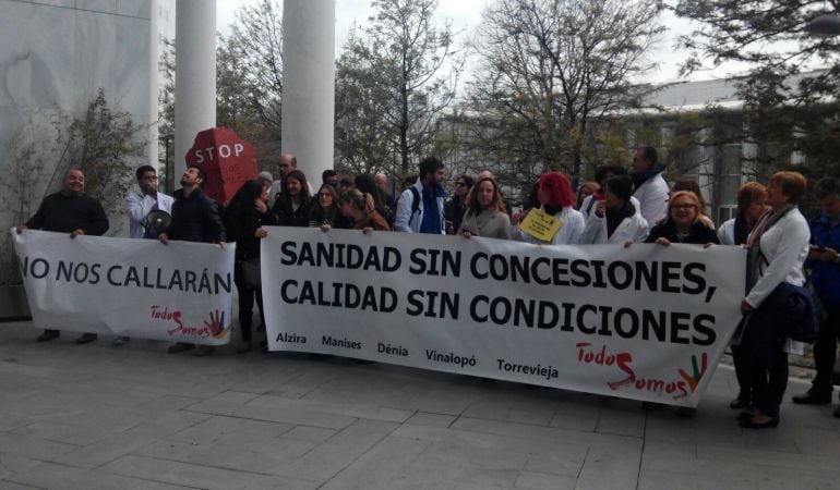 Protesta de trabajadores sanitarios pidiendo la reversión de los hospitales de la Comunitat Valenciana al modelo público.