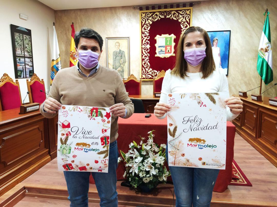 Manuel Lozano, alcalde de Marmolejo y Montse Simón, concejala de Festejos, durante la presentación de la campaña navideña.,