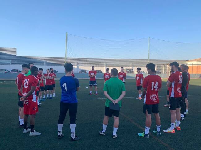 Los jugadores atienden las indicaciones del entrenador