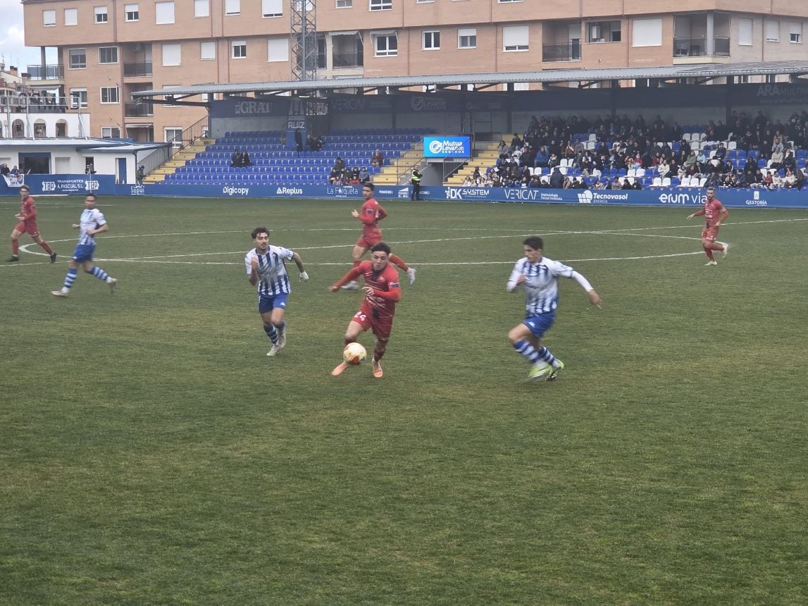 Jugada de ataque del Olot en el Campo Municipal de El Collao Gestaser