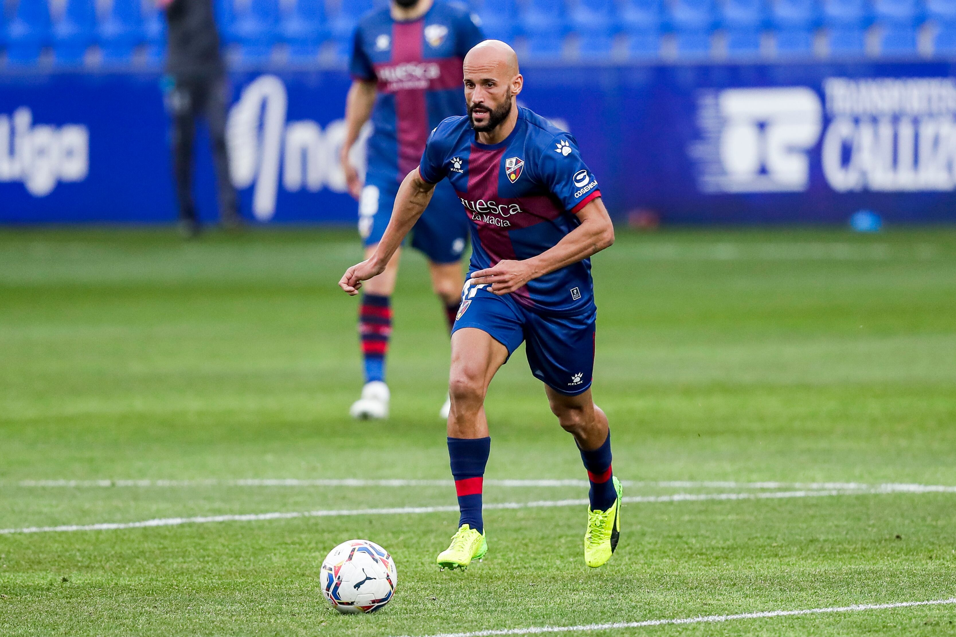 Mikel Rico durante un partido con la camiseta del Huesca