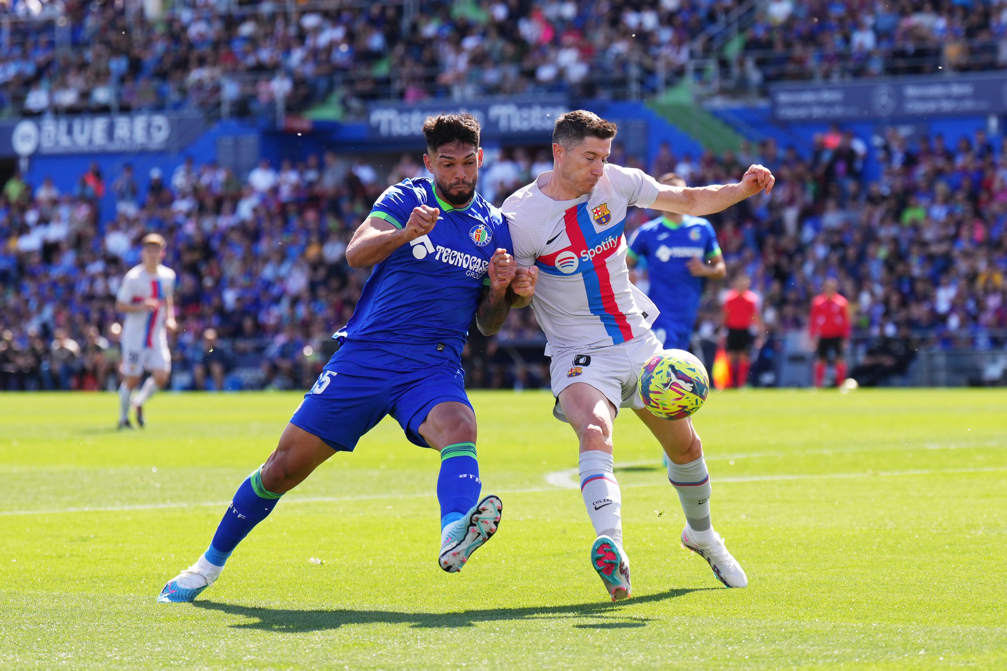 Alderete y Lewandowski durante el partido Getafe - FC Barcelona de la pasada temporada.  (Photo by Angel Martinez/Getty Images)