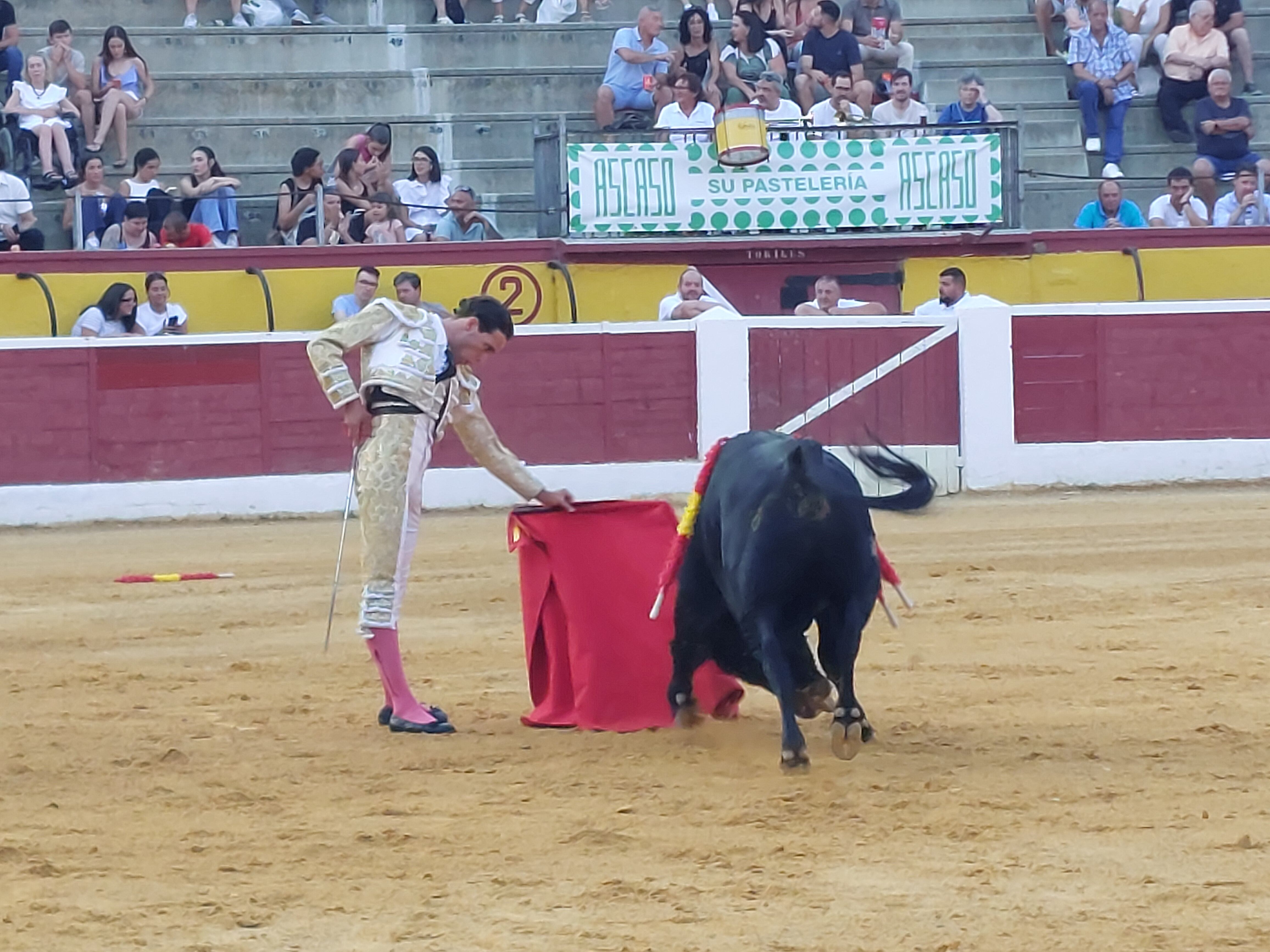 La novillada previa a la Feria Taurina de San Lorenzo se celebró con un gran ambiente en los tendidos