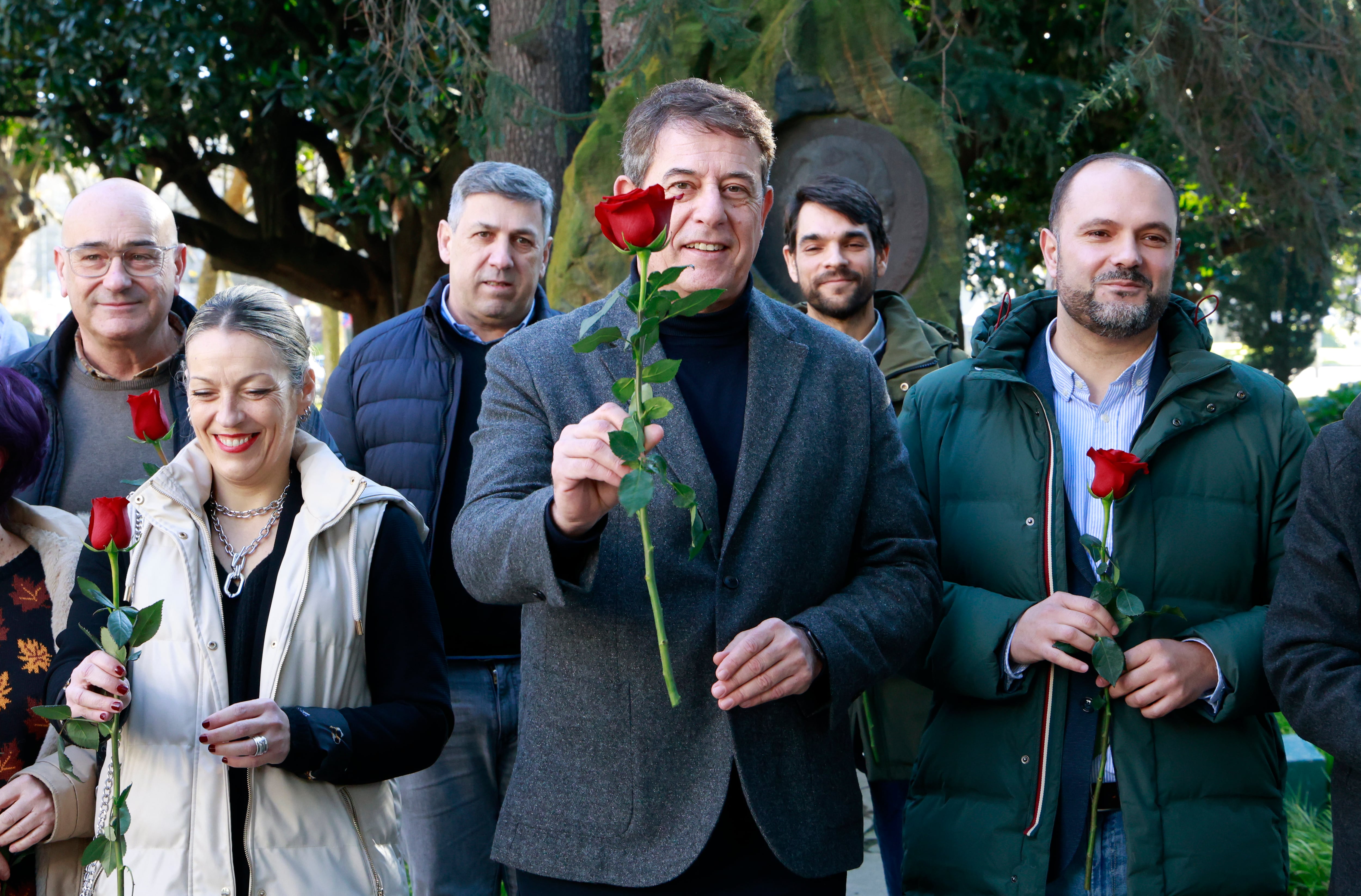 El secretario general del PSdeG-PSOE, José Ramón Gómez Besteiro, participó en una ofrenda floral en el monumento al fundador del partido, Pablo Iglesias, con motivo del centenario de su muerte (foto: Kiko Delgado / EFE)