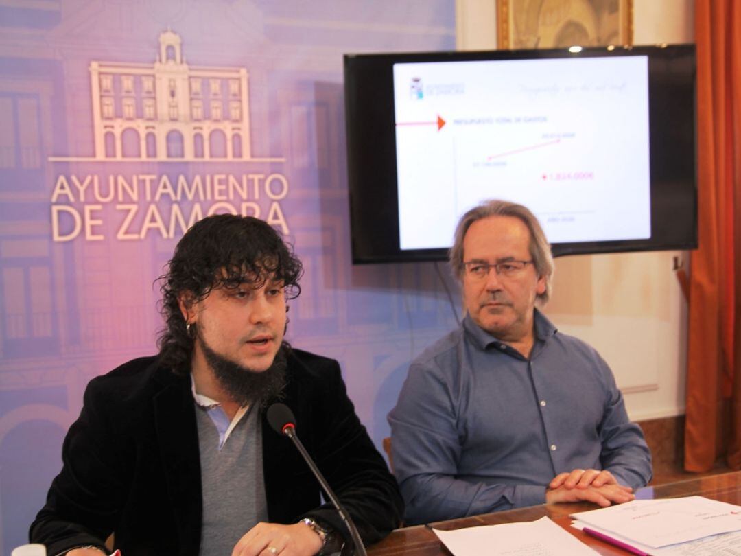 El concejal de Recaudación del Ayuntamiento de Zamora, Diego Bernardo, junto al acalde, Francisco Guarido, durante la presentación del borrador del presupuesto 2020 