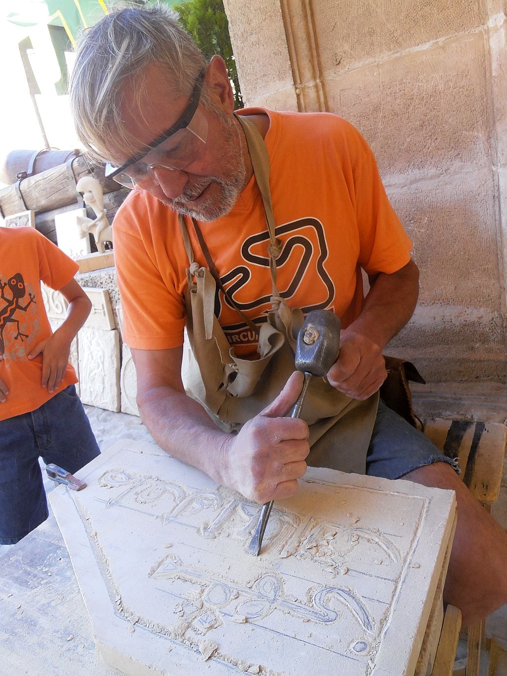 Paco tallando la piedra