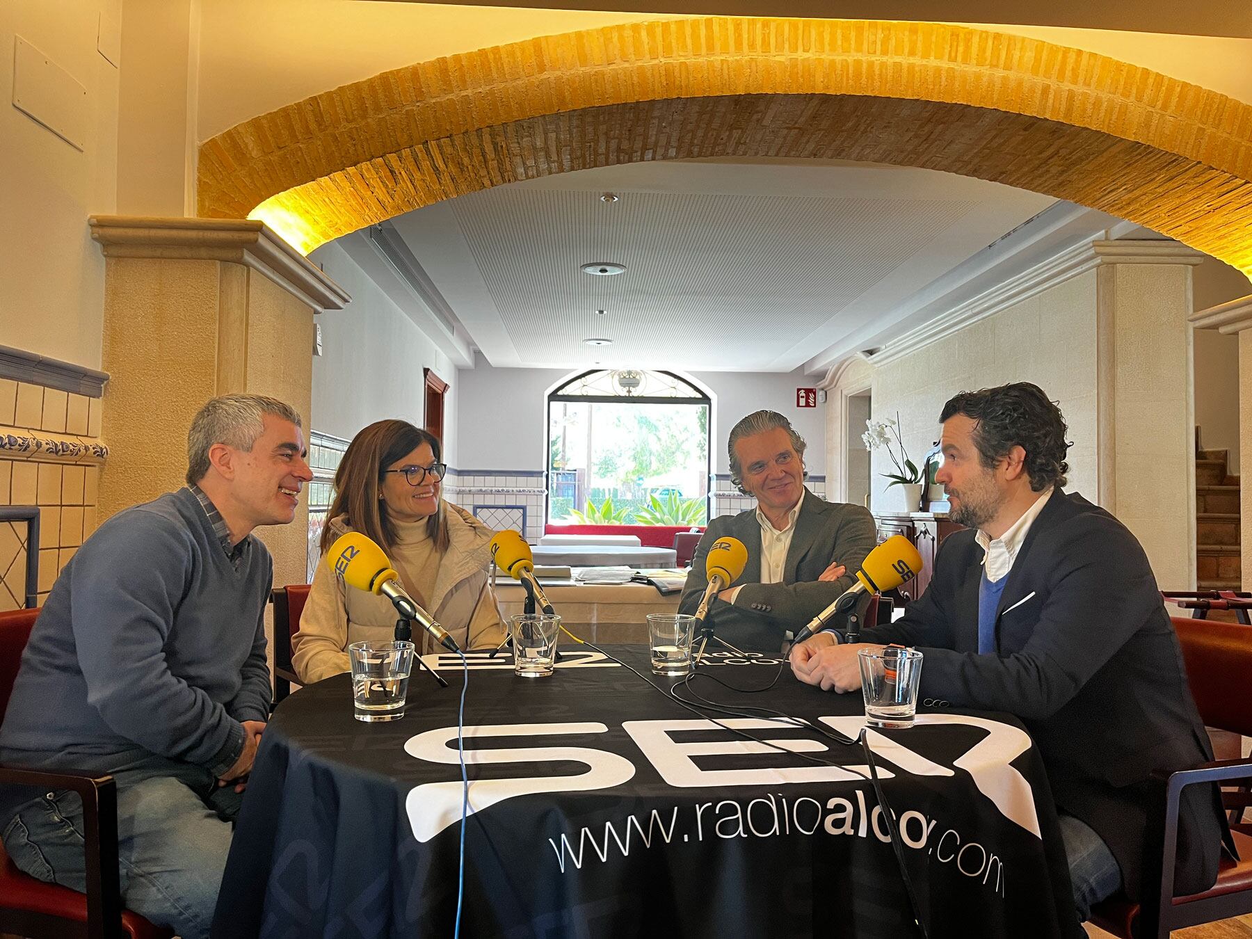 Boja, Rafa y Mercedes Mataix, hablando con Paco Agulló en uno de los salones del Restaurant L&#039;Escaleta