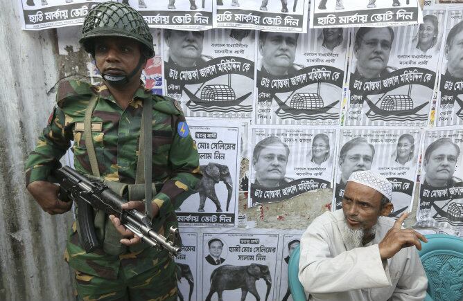 Un soldado del ejército de Bangladesh está de guardia en frente de un centro de votación