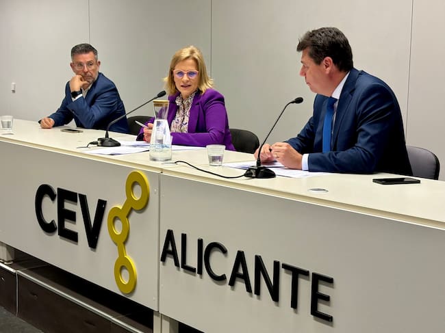 La delegada del Gobierno en la Comunitat Valenciana, Pilar Bernabé y César Quintanilla (d), durante la reunión