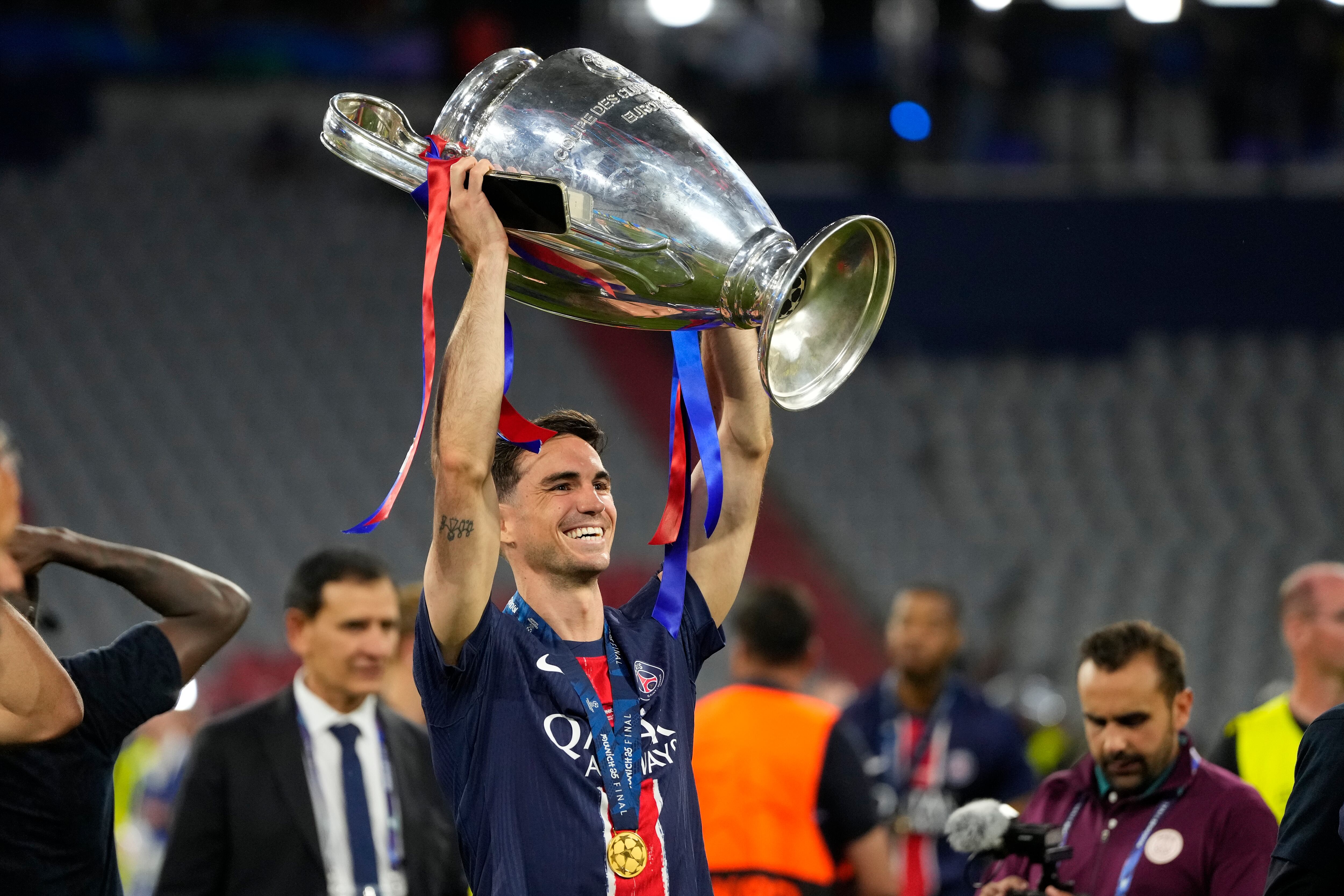 Fabián Ruiz alza el título de la Champions League conquistado con el PSG