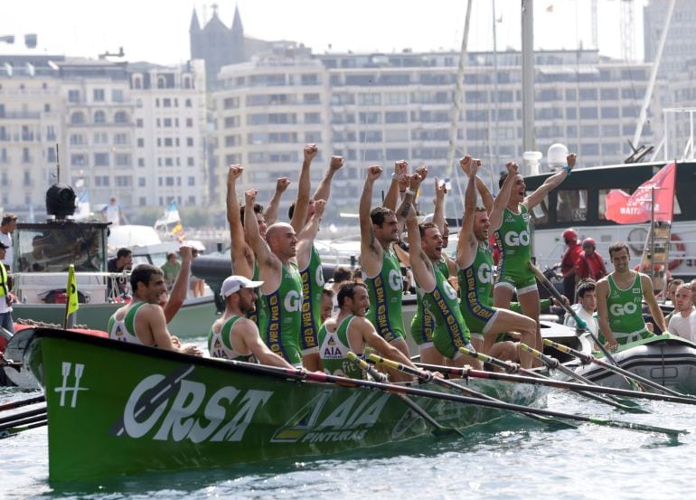 Los remeros de Hondarribia celebran su triunfo en la bandera de la Concha