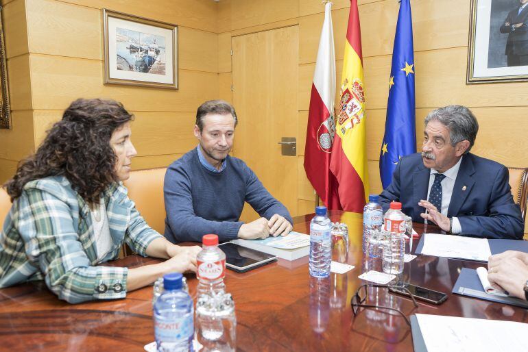 Miguel Ángel Revilla, presidente de Cantabria, recibe a los representantes del Colegio de Enfermería 