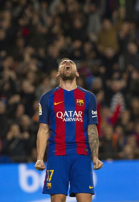 Alcácer celebra el quinto gol del partido, su primer tanto oficial con el Barcelona.