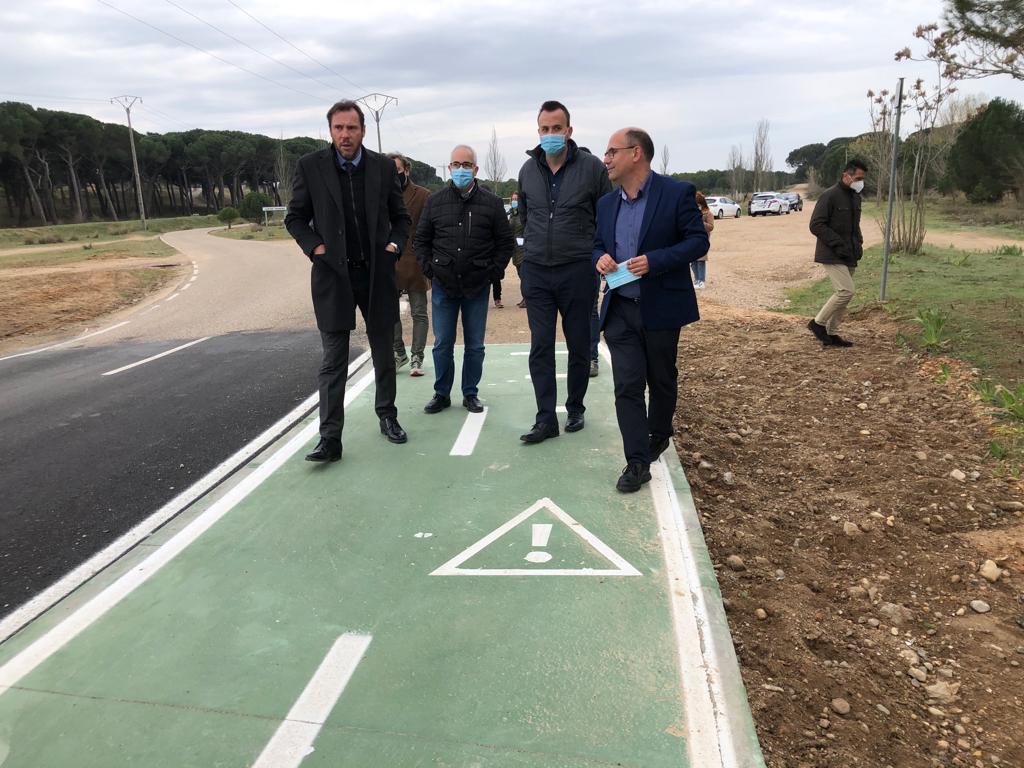 Visita del alcalde al nuevo carril bici en la Cañada Real