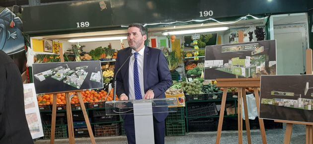 El consejero Antonio Luengo presenta en el Mercado de Verónicas el stand de Murcia en la Feria Fruit Logistica de Berlín