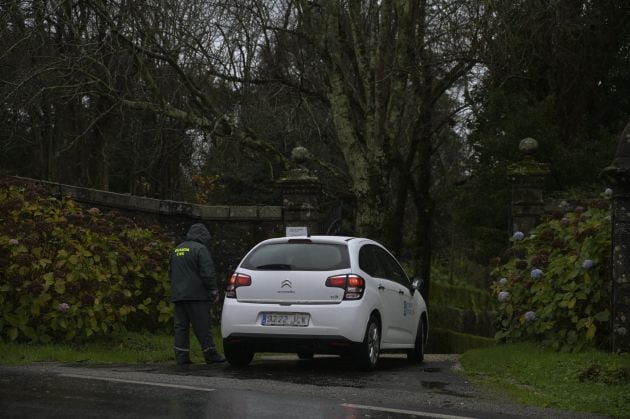 FOTOGALERÍA | Un agente de la Guardia Civil el día de la entrega del pazo de Meirás al Estado.